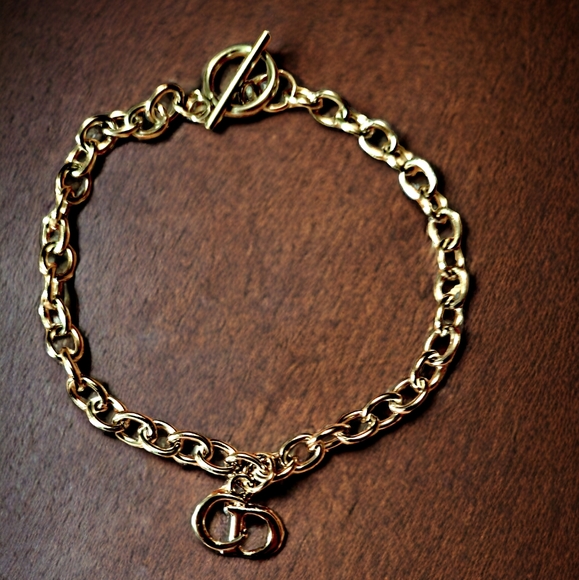 Charm  on a stainless steel bracelet with toggle clasp - Picture 2 of 2